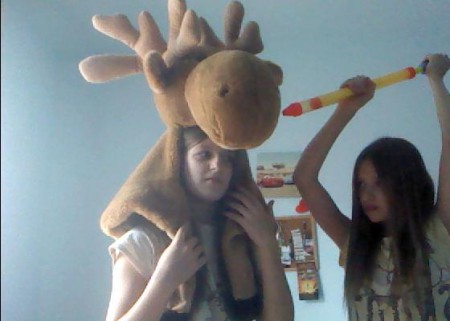 Itt Lili egy szarvas és Doma a vadász